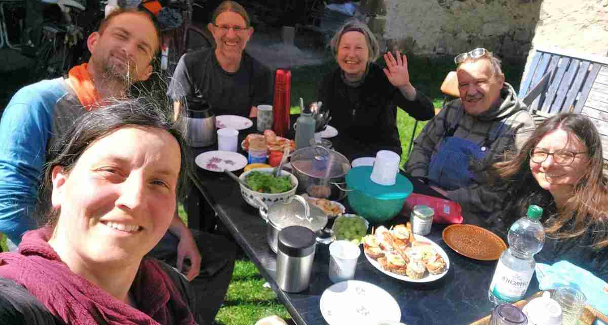 Üppig sprießt das Grün – kräftig werkeln wir im&nbsp;Hof